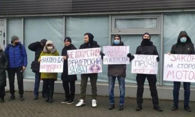 На территории Мотор Сич собрались протестующие, полицейские и нацгвардейцы фото