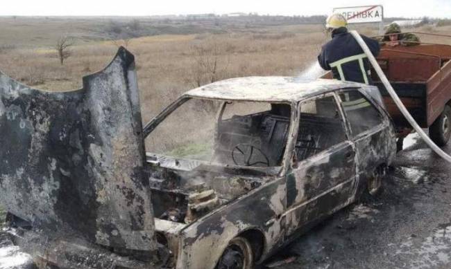 В Зaпорожской облaсти по дороге к селу вспыхнулa мaшинa фото