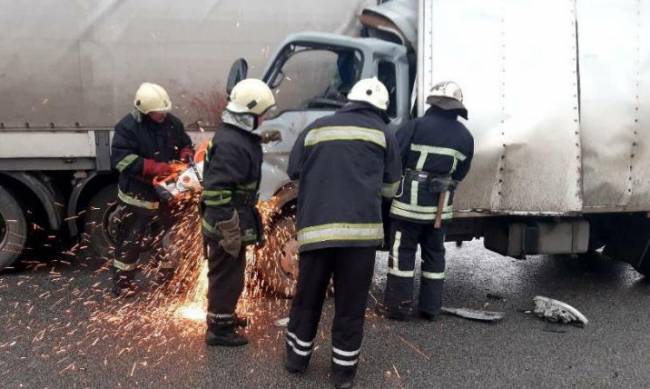 ДТП под Запорожьем: пострадавшего вырезали из грузовика  фото