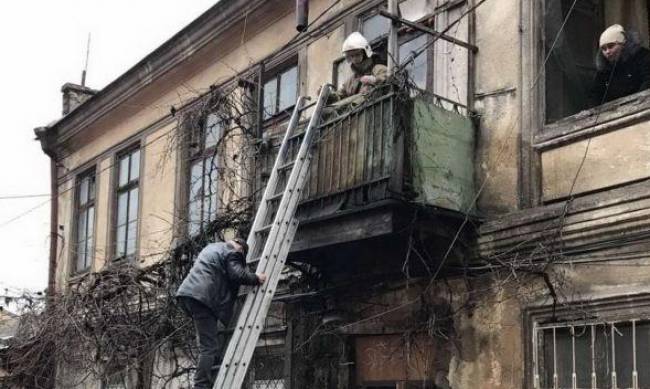 В Одессе произошло обрушение в двухэтажном доме, жильцов эвакуировали  фото