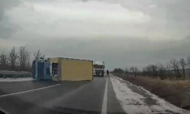 В Запорожской области на трассе перевернулся грузовик, образовалась большая пробка  фото