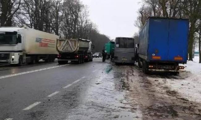 На Винниччине произошло массовое ДТП с международным автобусом, грузовиками и легковушками фото