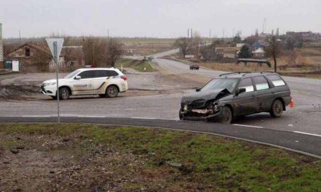 Оба водителя в больнице: в Запорожской области столкнулись Ford и ВАЗ фото