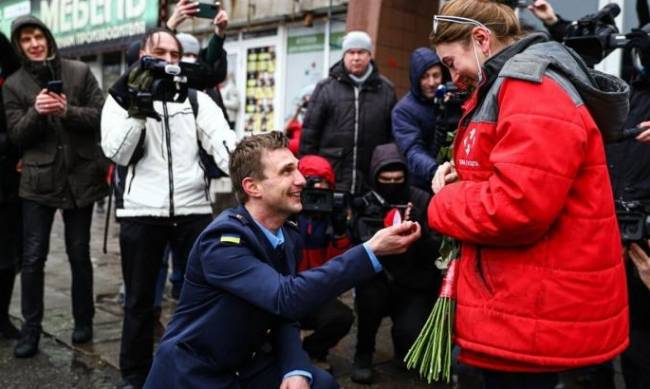 Спасатель сделал предложение любимой во время служебных учений: трогательные фото фото