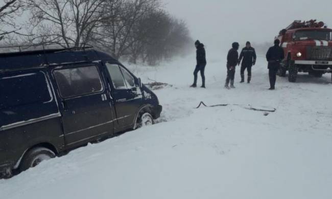 Метель в Запорожской области: спасатели выручают машины из объятий стихии  фото