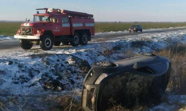 В Запорожской области три автомобиля слетели со скользкой трассы в кювет фото