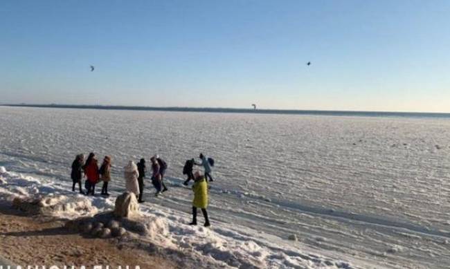 В Бердянске школьники устроили опасные игры на льду фото