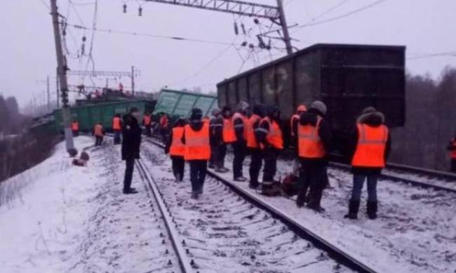 В России десятки грузовых вагонов сошли с рельсов: эпичное видео  фото