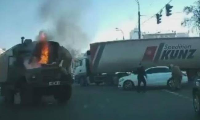 В Киеве на ходу загорелся грузовик с военными: в сети показали видео   фото