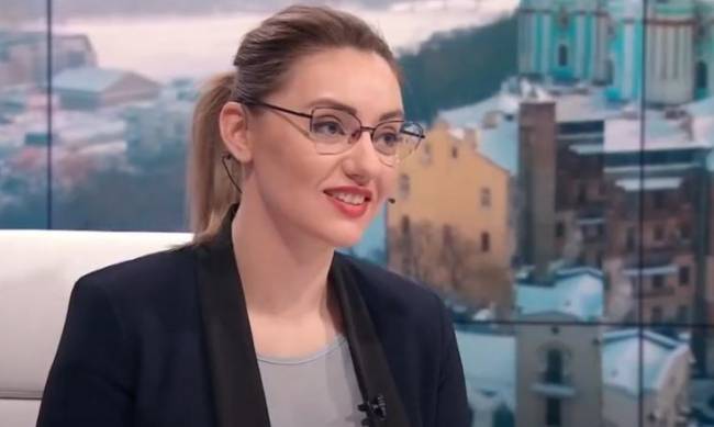 Уборщица случайно попала в прямой эфир украинского телеканала и стала звездой: видео фото