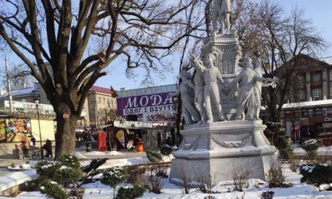 В Запорожье у обновленной скульптуры пионерам уже отслаивается покрытие  фото