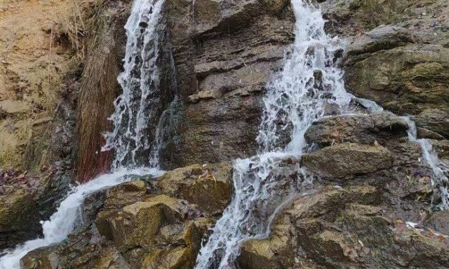 Необычное зрелище: в Запорожской области замерз водопад (фото, видео) фото