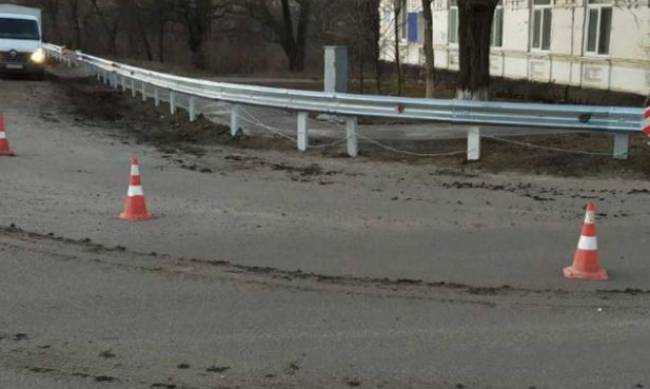 На трассах в Запорожской области устанавливают барьерные ограждения  фото