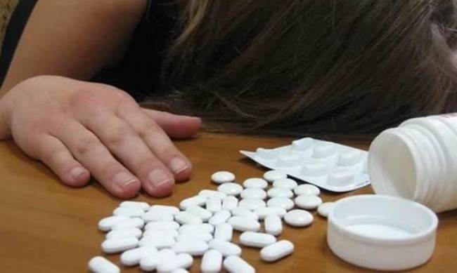 В Сумах двое девочек-подростков наглотались таблеток и вызвали скорую фото