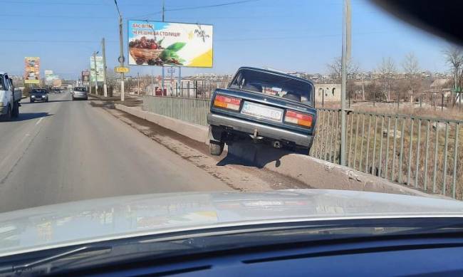 В Мелитополе автомобиль повис на бордюре  фото