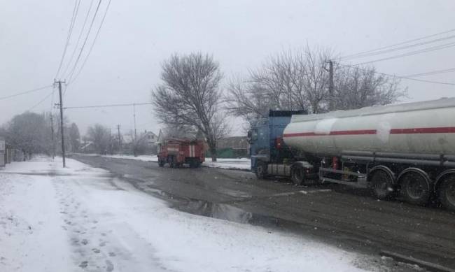 В Запорожской области грузовик сломался посреди дороги: понадобилась помощь спасателей фото