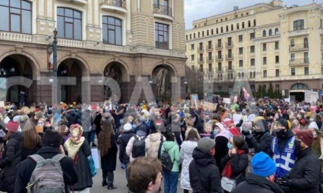 В Киеве завершился женский марш. Охраняемых участников развозят на спецпоездах метро фото