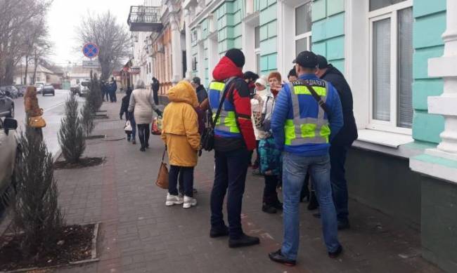 Под исполком пришли люди поговорить о тарифах  фото