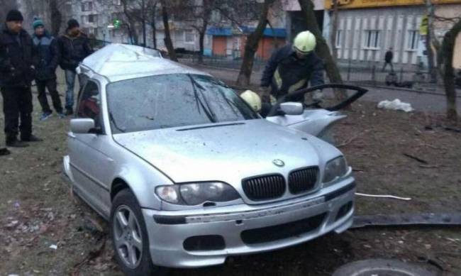 Легковушка врезалась в дерево: спасатели рассказали о смертельном ДТП в Запорожье фото