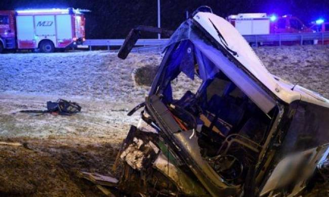 В Польше попал в аварию автобус с украинцами, есть погибший и травмированные  фото