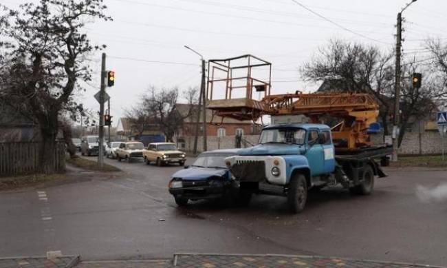 В Запорожской области на перекрестке столкнулись автовышка и легковушка  фото