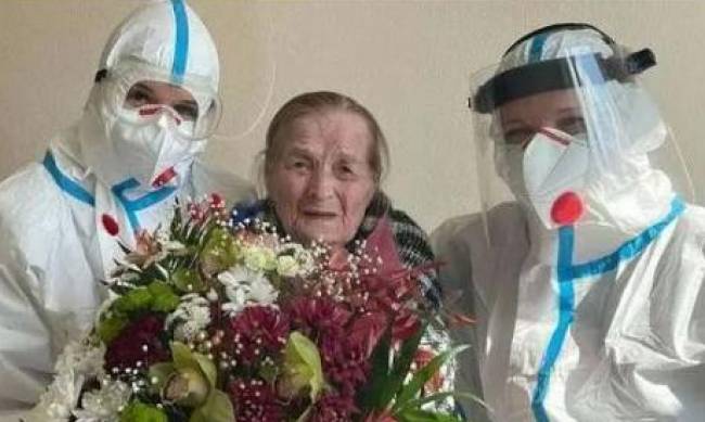 В Черновцах 100-летнюю женщину вылечили от коронавируса фото