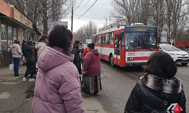 В Николаеве транспортный коллапс: на остановках очереди, таксисты резко подняли цены  фото