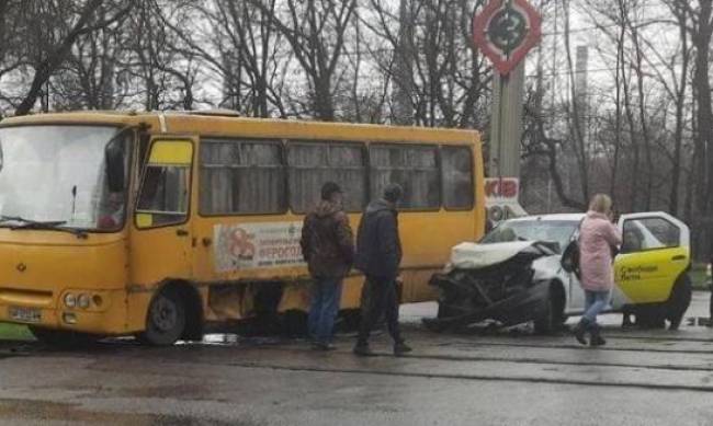 В Запорожье столкнулись маршрутка и такси: серьезно пострадали люди  фото