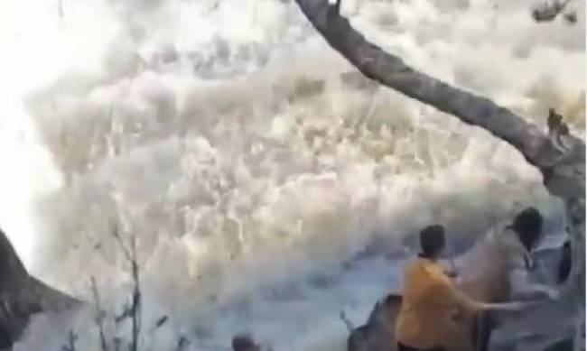 В Казахстане отец с дочкой сорвались в бурлящий водопад, пытаясь сфотографироваться  фото