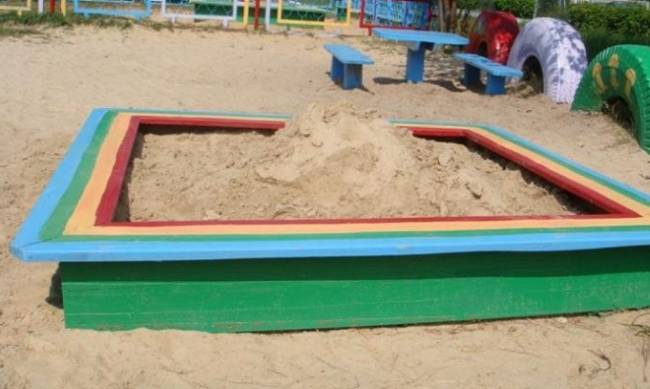 В Запорожье с детской площадки двое мужчин украли песочницу  фото