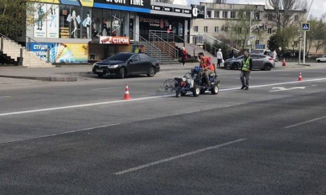 В Мелитополе разметку наносят при помощи чудо-машинки фото