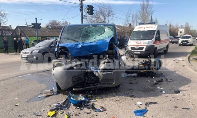 В Бердянске байкеры попали в жуткое ДТП: пострадавшие перелетели через микроавтобус  фото