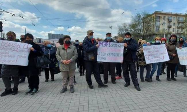 В Запорожье рыночники пикетировали мэрию и перекрыли проспект фото