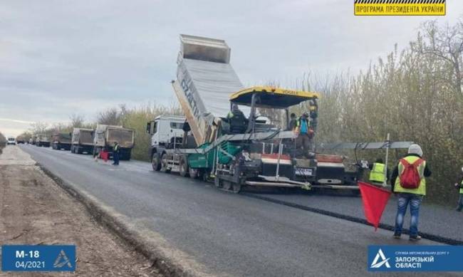 Государственную трассу одевают в асфальт - движение ограничено фото