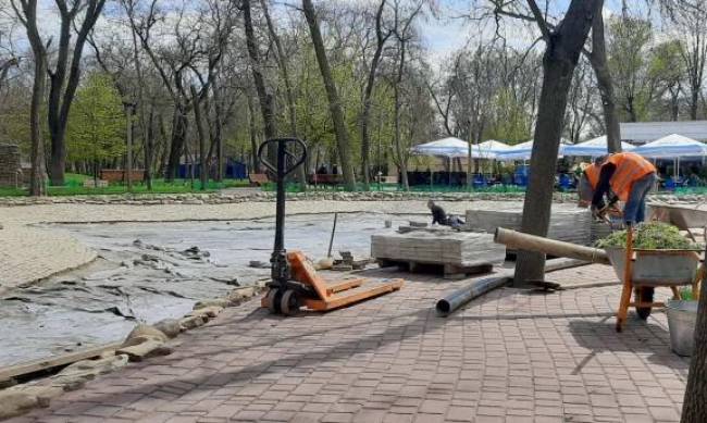 Дно пруда в городском парке укладывают плиткой  фото