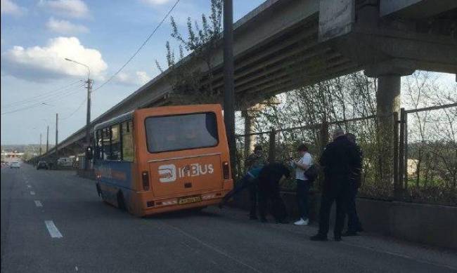 В Запорожье на Набережной у маршрутки отвалилось колесо фото