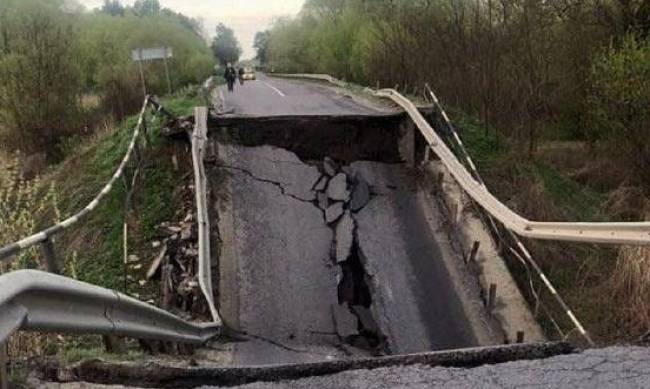 Под Львовом на трассе обвалился мост: фото и видео с места ЧП фото