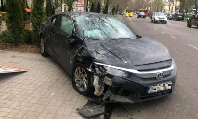 В Одессе столкнулись иномарки: одну из них отбросило на пешехода  фото