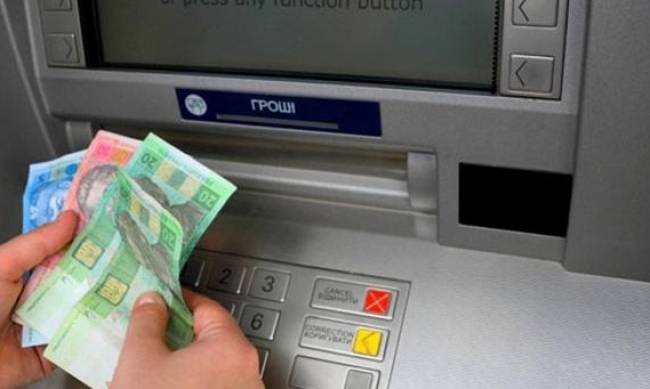 Банкоматы Ощадбанка блокируют деньги: «Приходите завтра» фото