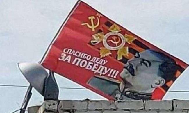 В Днепре вывесили огромный флаг со Сталиным: спасибо деду за победу фото