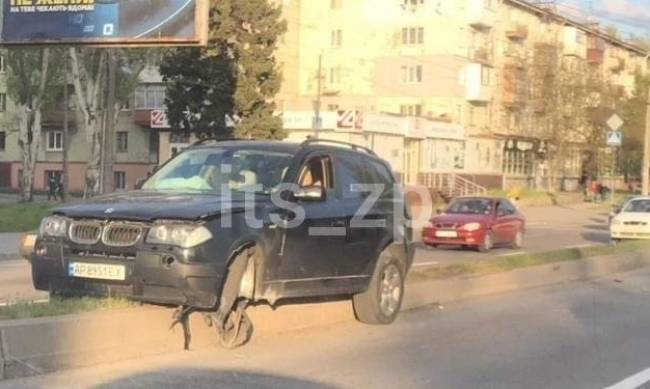 Управляла авто незаконно: в Запорожье автоледи «усадила» BMW на отбойник фото