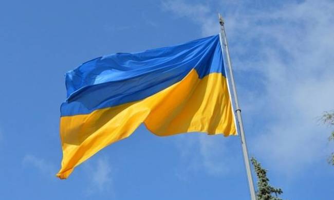 Житель Винницкой области испачкал флаг Украины, вытерев им руки. За это ему грозит три года тюрьмы фото