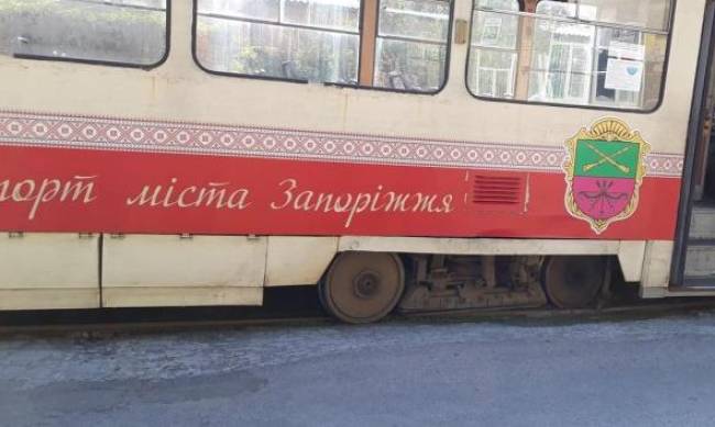 Транспортный коллапс: в Запорожье сошел с рельсов трамвай  фото