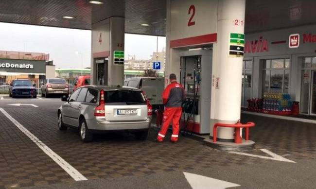 Украинские АЗС взвинтили цены на топливо, сколько придется выложить за полный бак фото