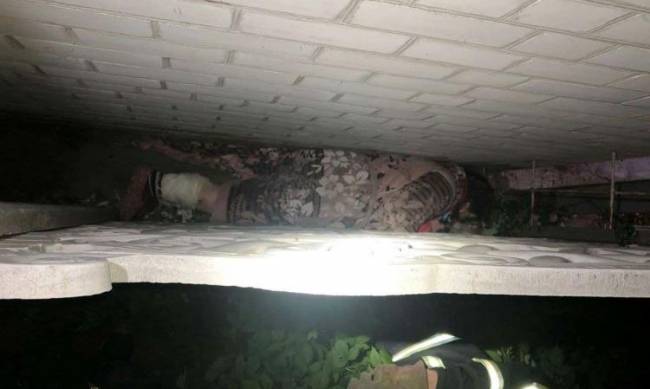 В Мелитополе пенсионерка застряла между гаражом и забором  фото
