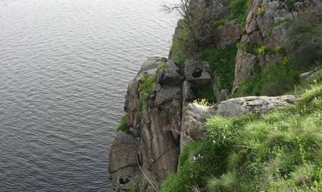 В Запорожье рыбак сорвался со скалы в Днепр фото