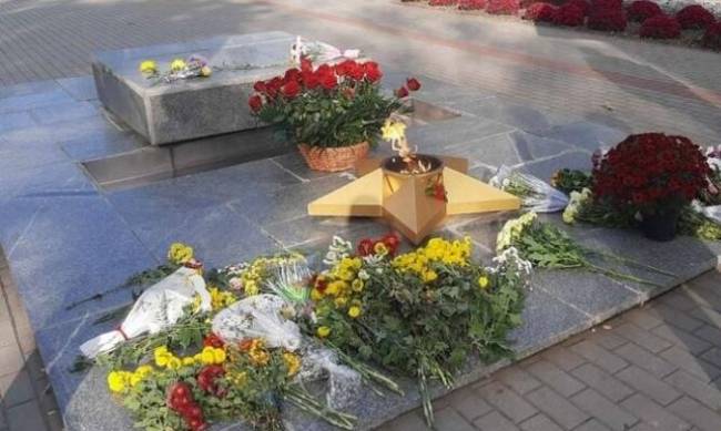 В Мелитополе представители власти возложили цветы к мемориалам погибшим в войне  фото