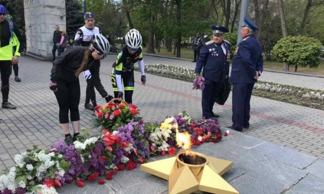Мелитопольские велосипедисты почтили память павших воинов  фото
