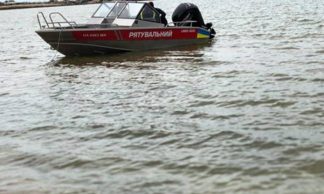 Под Запорожьем двух мужчин на лодке унесло в водохранилище  фото