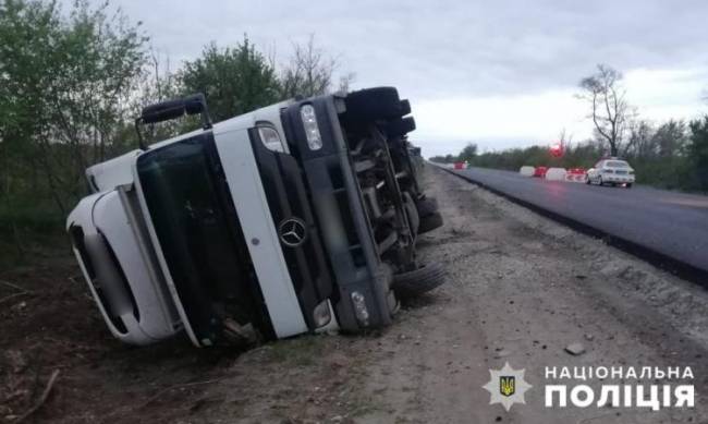 На трассе под Мелитополем  перевернулся еще один грузовик  фото